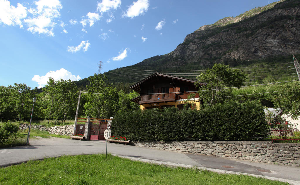 Maison Le Champ B&B Questa Casa Non E Un Albergo La Salle Exterior foto